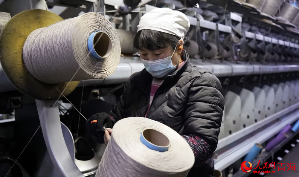 工人檢查機(jī)器。人民網(wǎng) 況玉攝