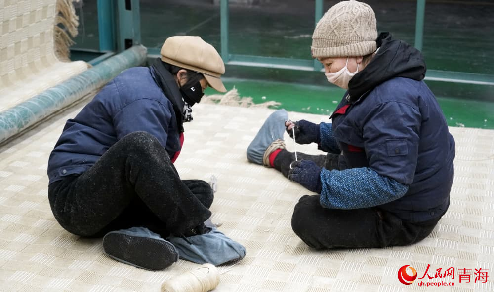 工人手工縫補(bǔ)地毯。人民網(wǎng) 況玉攝