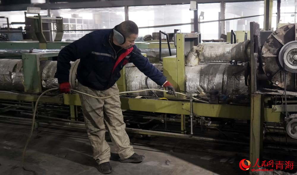 檢修機器。人民網(wǎng) 況玉攝