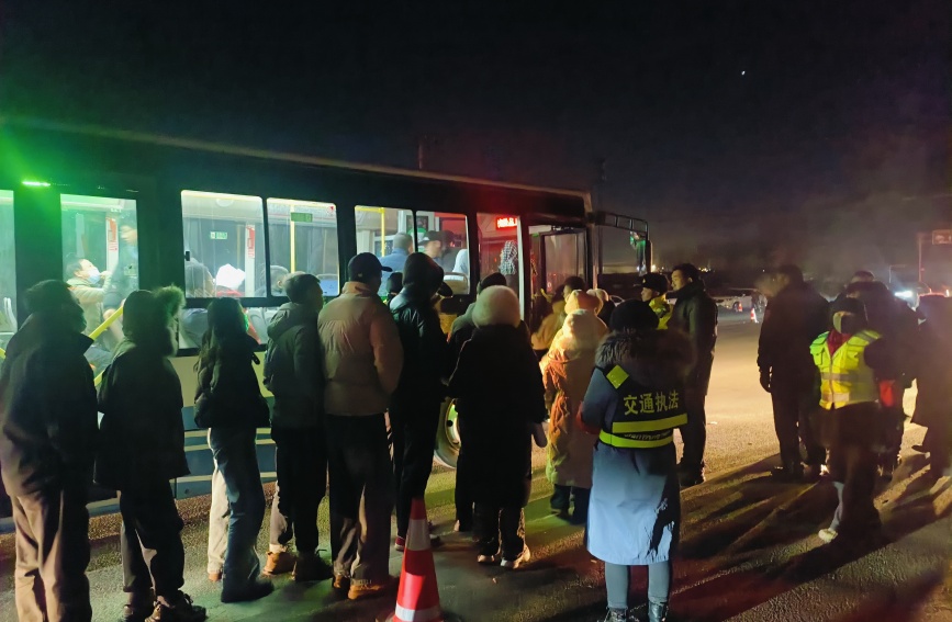 交通部門設(shè)置的擺渡車乘車點。湟中區(qū)交通局供圖