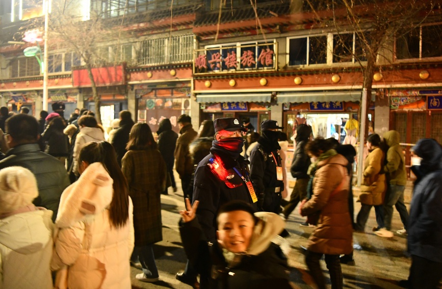 游客前往燈展區(qū)。湟中區(qū)公安局供圖