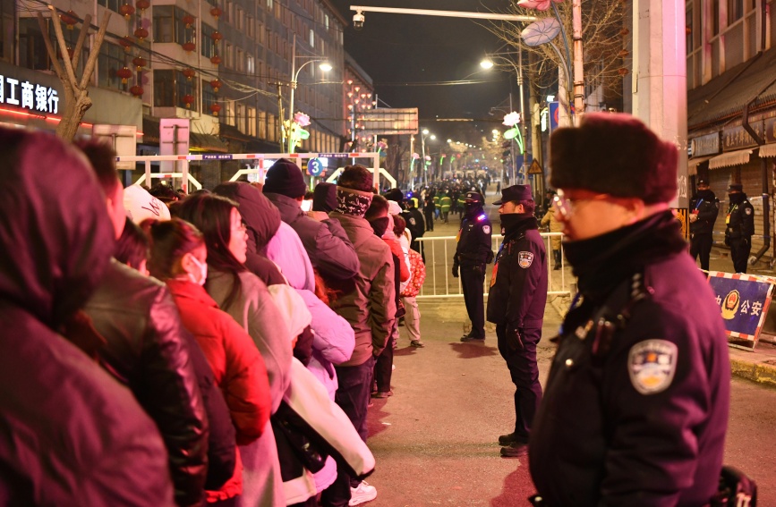 游客排隊前往燈展區(qū)。湟中區(qū)公安局供圖