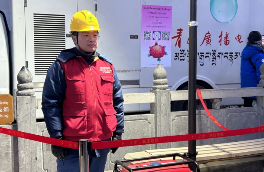 電力部門在塔爾寺開展元宵保電工作。國網(wǎng)青海省電力公司供圖