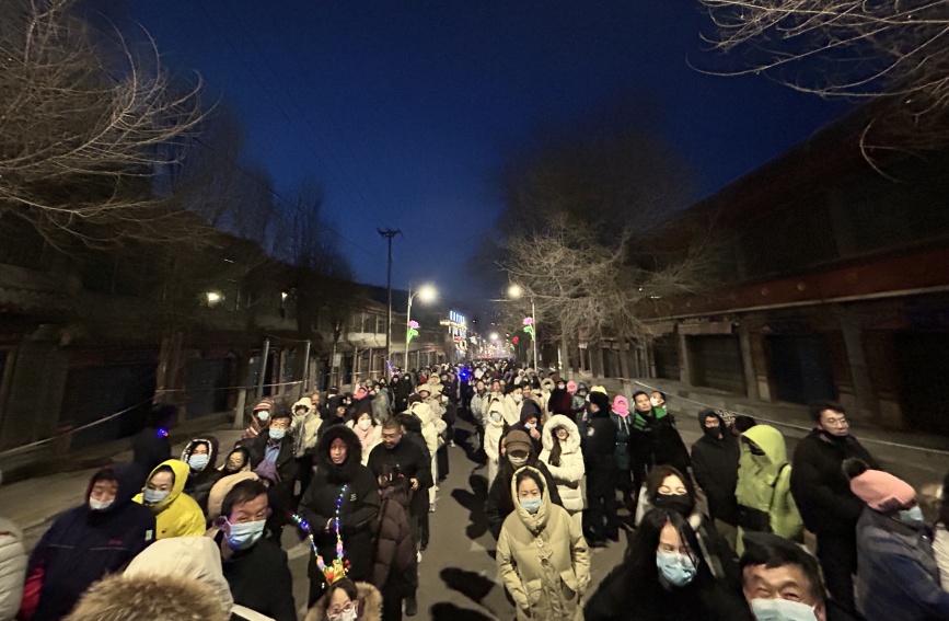 觀展群眾排隊入場。湟中區(qū)公安局供圖