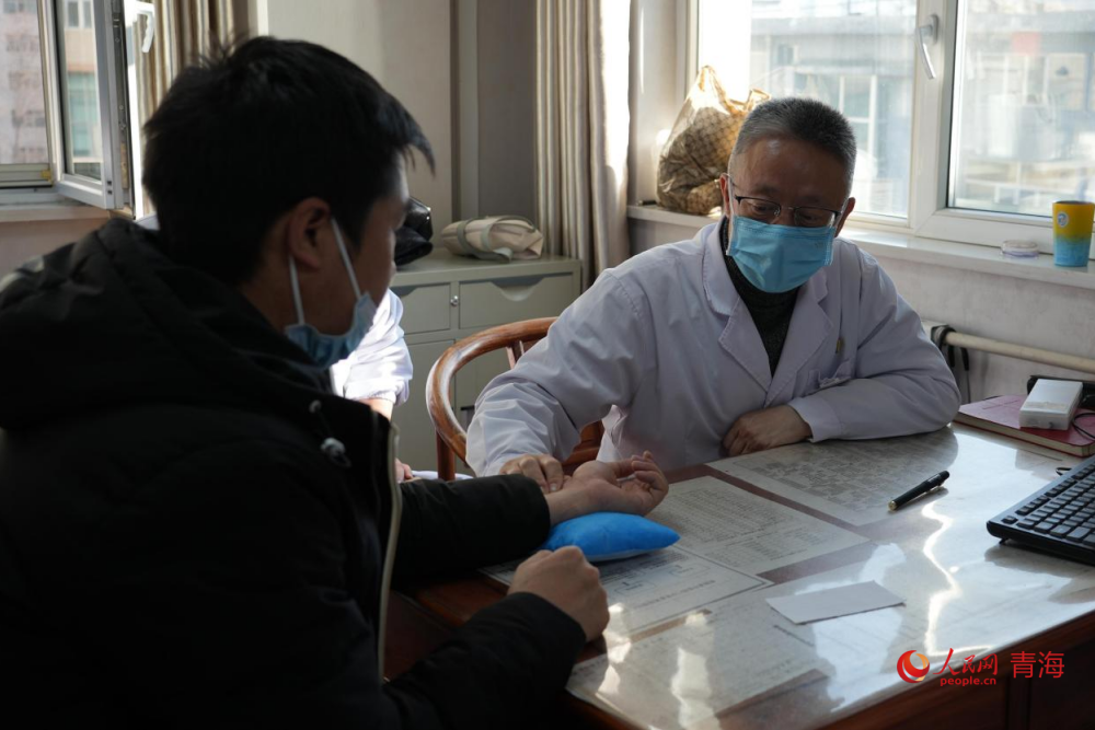 林勛醫(yī)生正在給患者看病。人民網(wǎng) 陳明菊攝