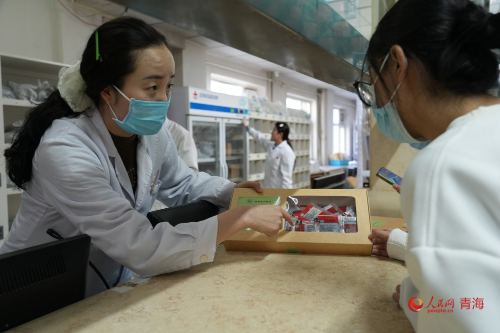 醫(yī)生正在指導患者如何服用膏方。人民網(wǎng) 陳明菊攝