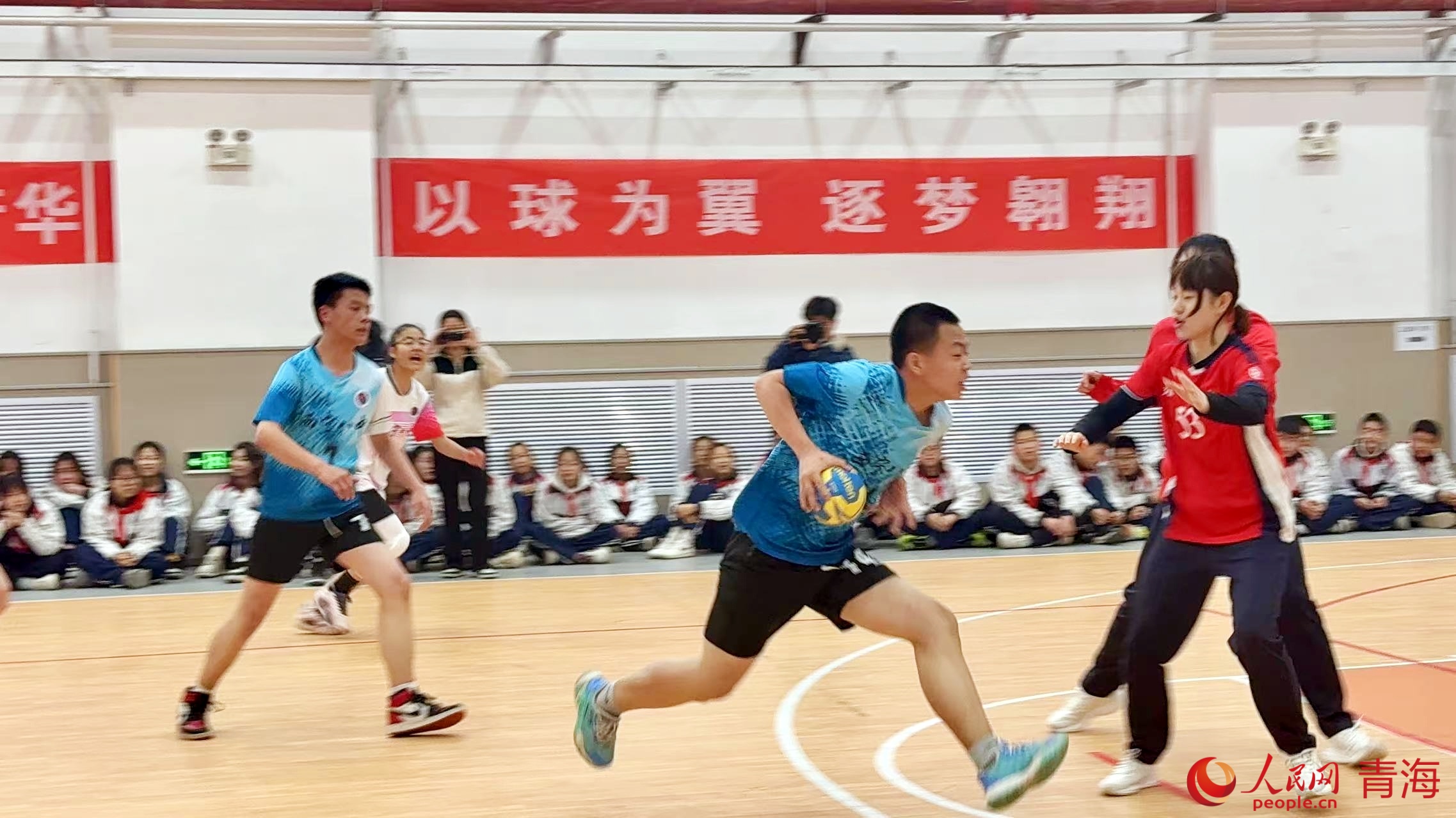 進(jìn)行對(duì)抗賽。人民網(wǎng) 況玉攝