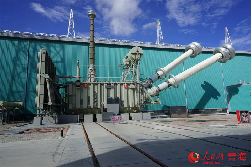 ±800特高壓青南換流站相關(guān)變壓器設(shè)備。人民網(wǎng) 馬可欣攝