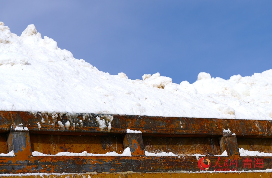 鉀鹽裝車運(yùn)往車間。人民網(wǎng)記者 甘海瓊攝