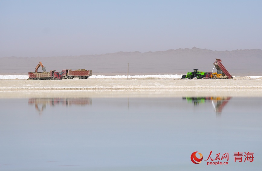 位于茫崖市冷湖鎮(zhèn)的一處鹽場。人民網(wǎng)記者 甘海瓊攝