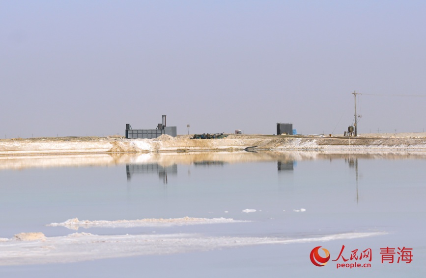 位于茫崖市冷湖鎮(zhèn)的一處鹽場。人民網(wǎng)記者 甘海瓊攝