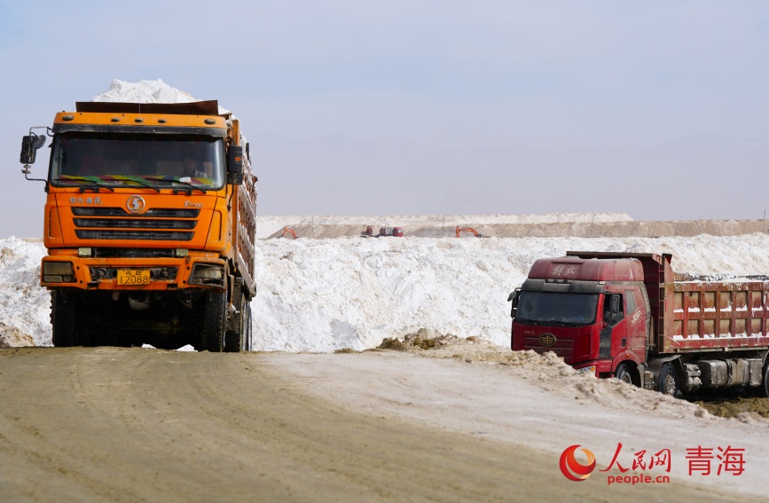 鉀鹽裝車(chē)運(yùn)往車(chē)間。人民網(wǎng)記者 甘海瓊攝