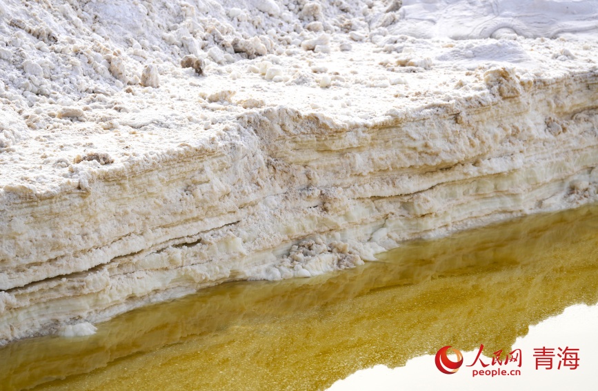 鹽池里的金黃色鹵水。人民網(wǎng)記者 甘海瓊攝