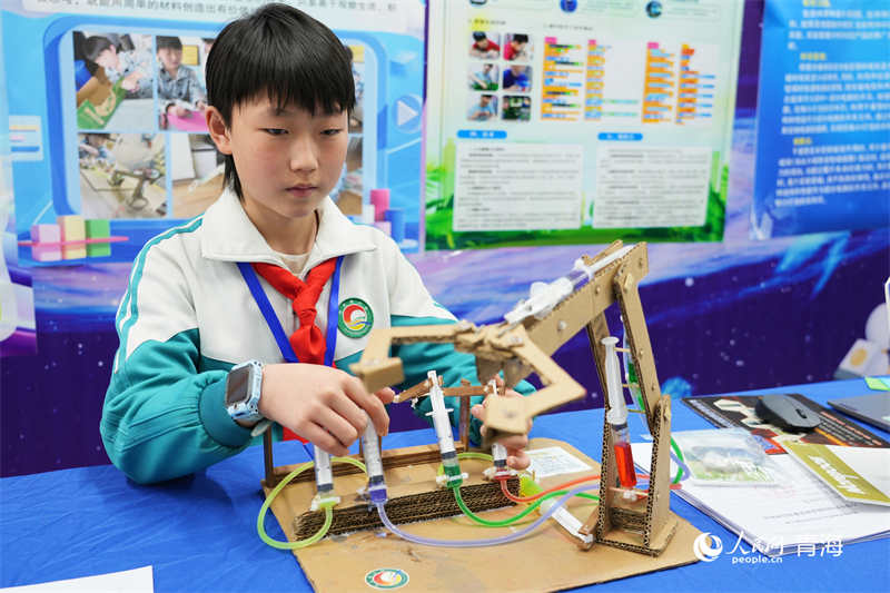 參賽學生展示參賽作品。人民網(wǎng)記者 張莉萍攝