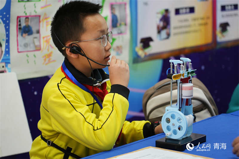 參賽學(xué)生講解參賽作品。人民網(wǎng)記者 張莉萍攝