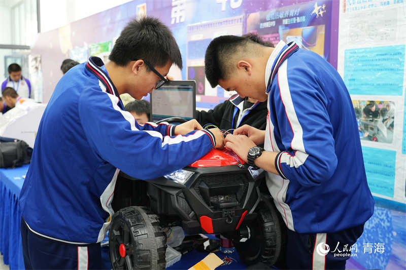 參賽學(xué)生演示參賽作品。人民網(wǎng)記者 張莉萍攝