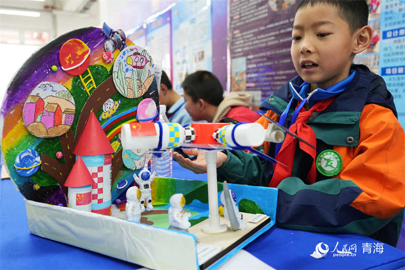 參賽學(xué)生講解參賽作品。人民網(wǎng)記者 張莉萍攝