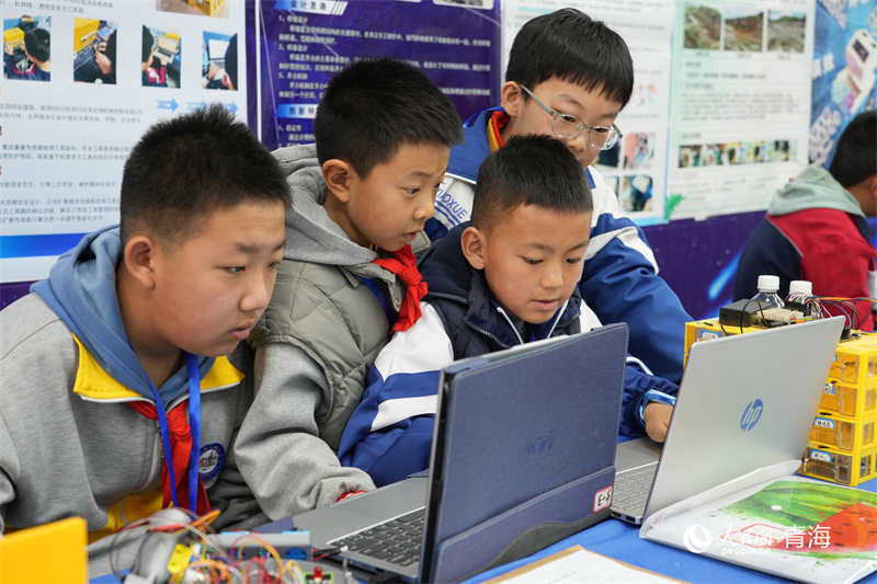 參賽學(xué)生正在操作作品。人民網(wǎng)記者 張莉萍攝