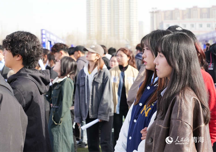 招聘會(huì)現(xiàn)場(chǎng)學(xué)生正在了解崗位需求。人民網(wǎng)記者 張莉萍攝