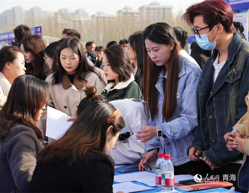 招聘會(huì)現(xiàn)場(chǎng)學(xué)生正在了解崗位需求。人民網(wǎng)記者 張莉萍攝