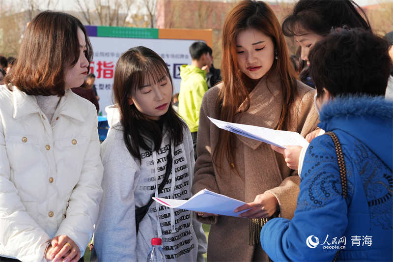 招聘會(huì)現(xiàn)場(chǎng)學(xué)生正在了解崗位需求。人民網(wǎng)記者 張莉萍攝