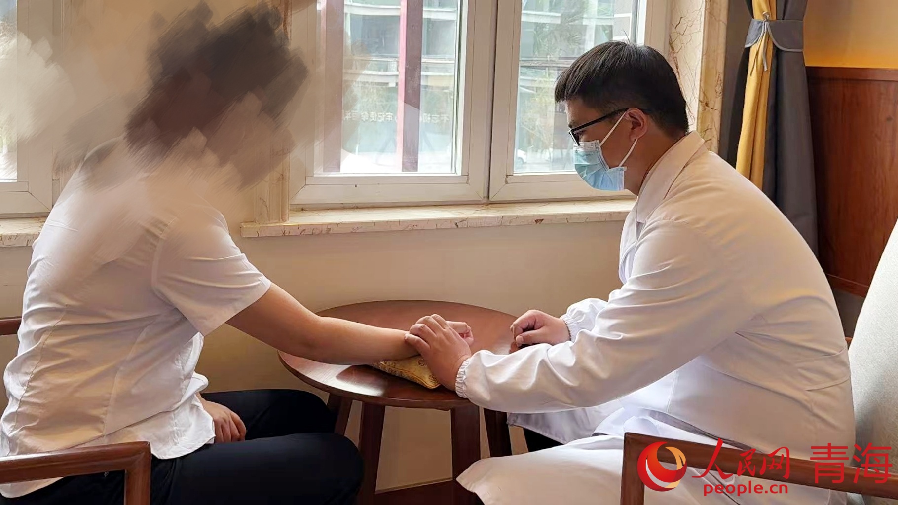 焦萬(wàn)博為患者號(hào)脈。人民網(wǎng) 況玉攝