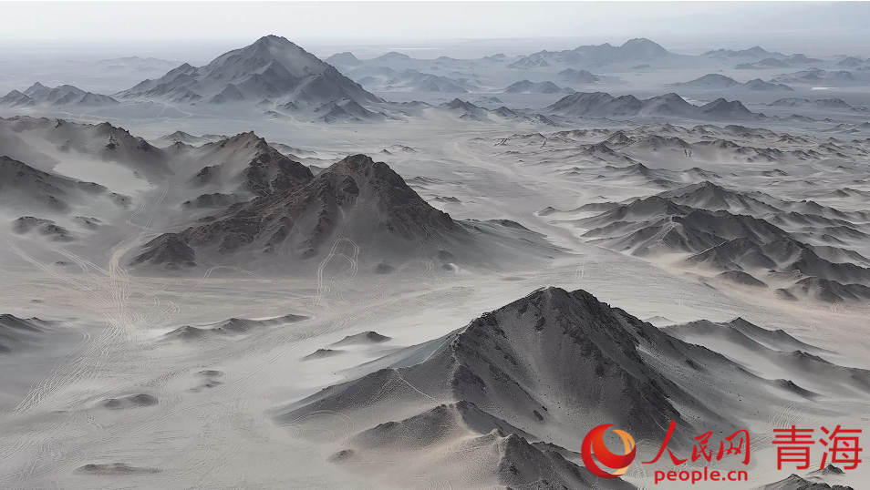 “人間月球”黑獨山。人民日報記者 賀勇攝