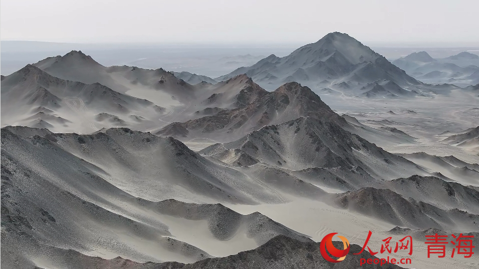 “人間月球”黑獨山。人民日報記者 賀勇攝