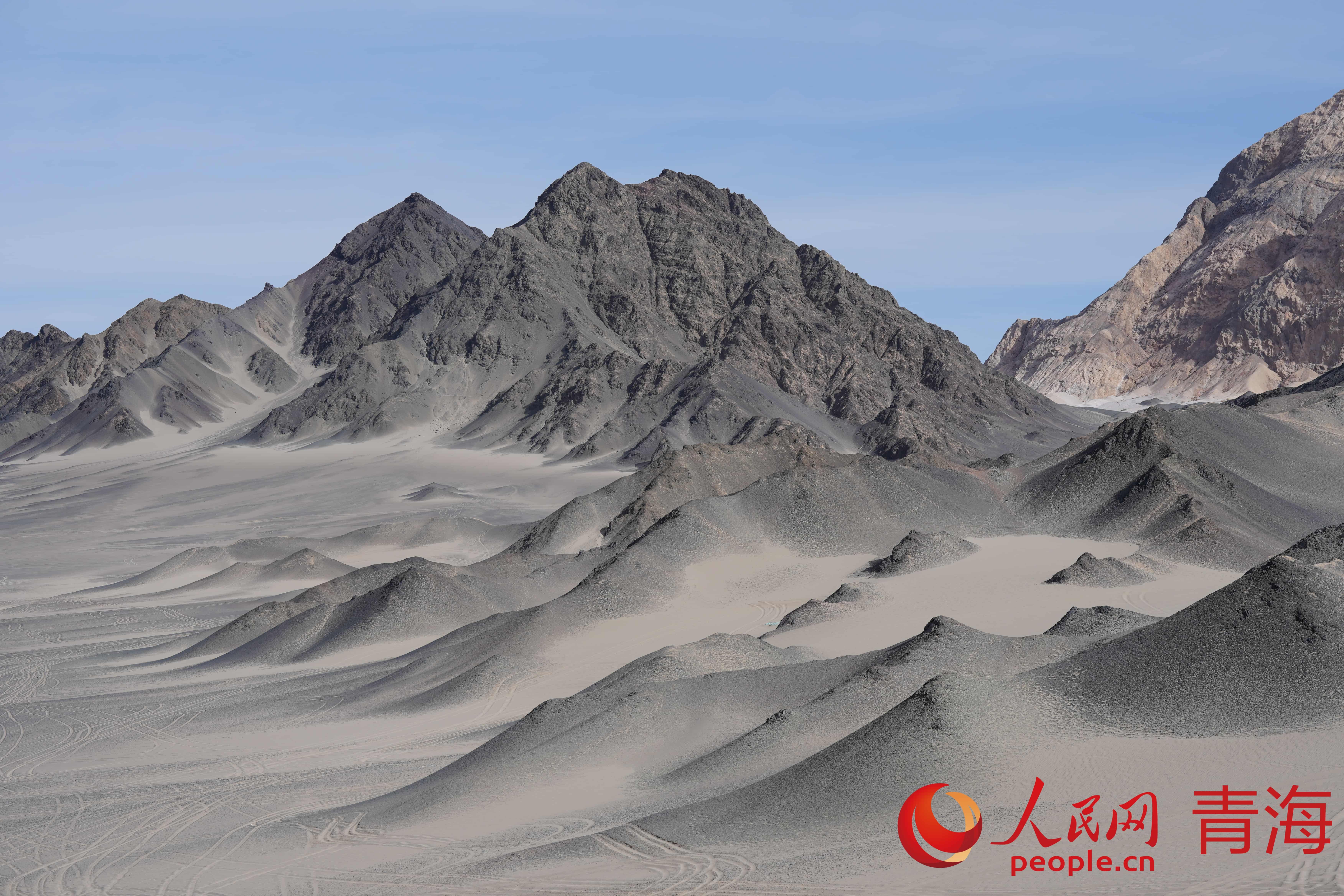 現(xiàn)實(shí)版的水墨丹青畫。人民網(wǎng)記者 甘海瓊攝