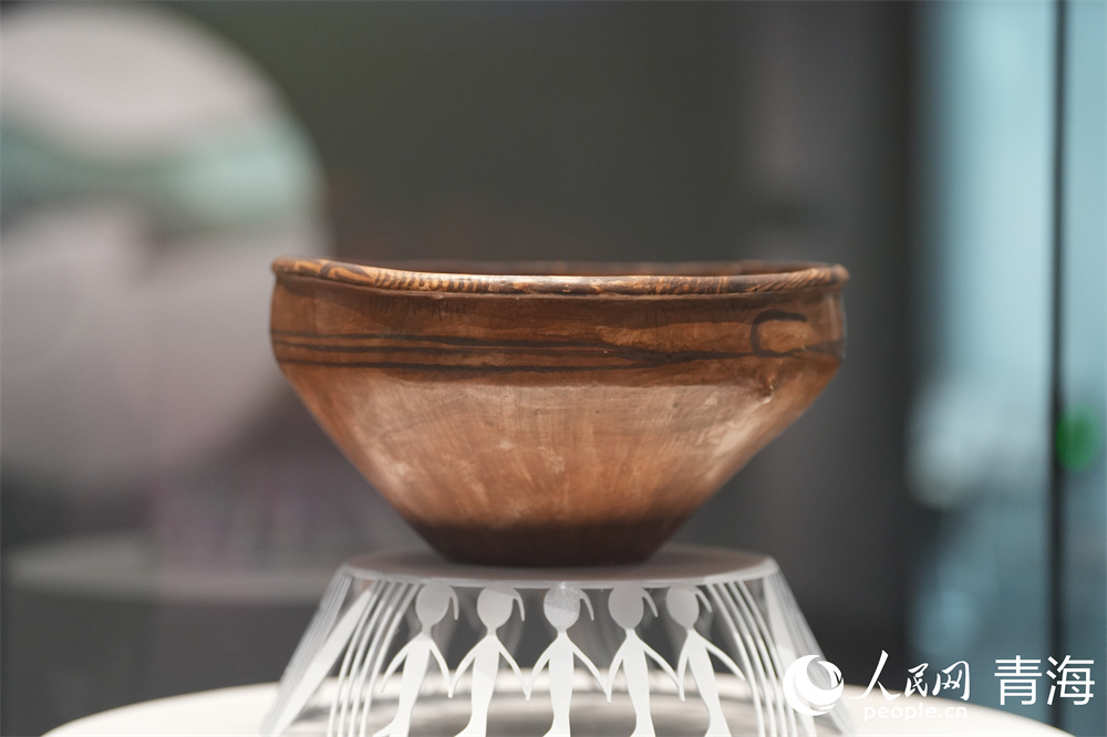 博物館內(nèi)的舞蹈紋彩陶盆。人民網(wǎng) 馬可欣攝