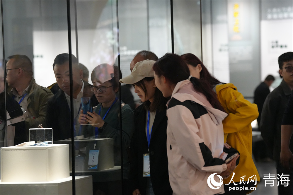 游客正在參觀文物。人民網(wǎng) 馬可欣攝