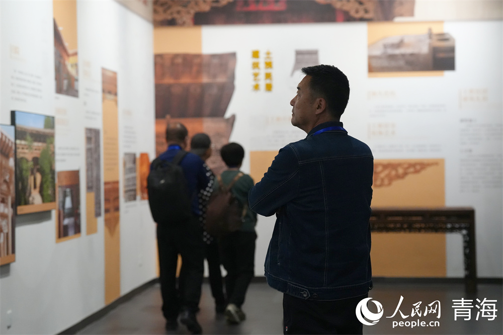 游客正在瀏覽歷史。人民網 馬可欣攝