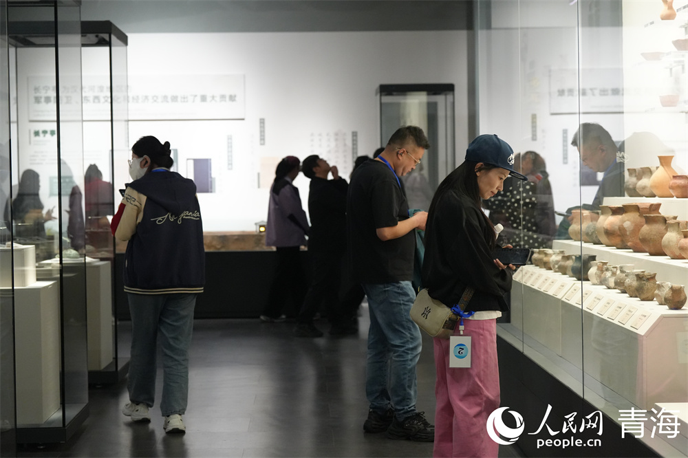 游客正在參觀博物館內(nèi)的展品。人民網(wǎng) 馬可欣攝