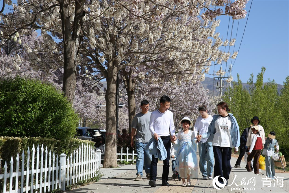 “五一”假期，父母和孩子一起出游。人民網(wǎng) 馬可欣攝