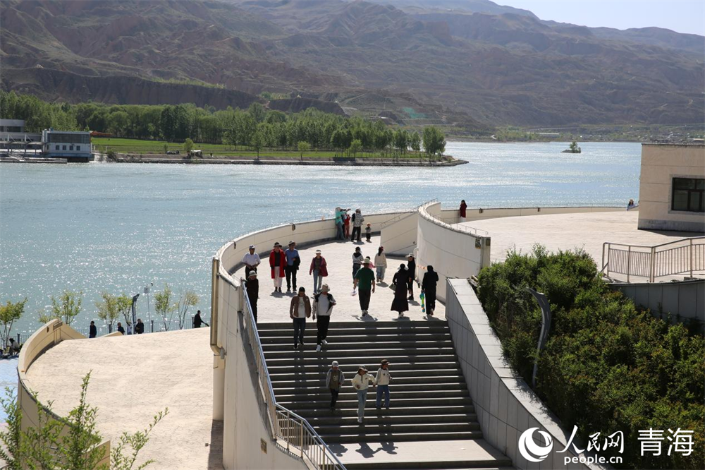 游客在濱河公園游玩。人民網(wǎng) 馬可欣攝