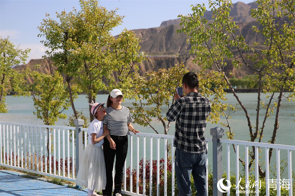 游客拍照記錄美好瞬間。人民網(wǎng) 馬可欣攝