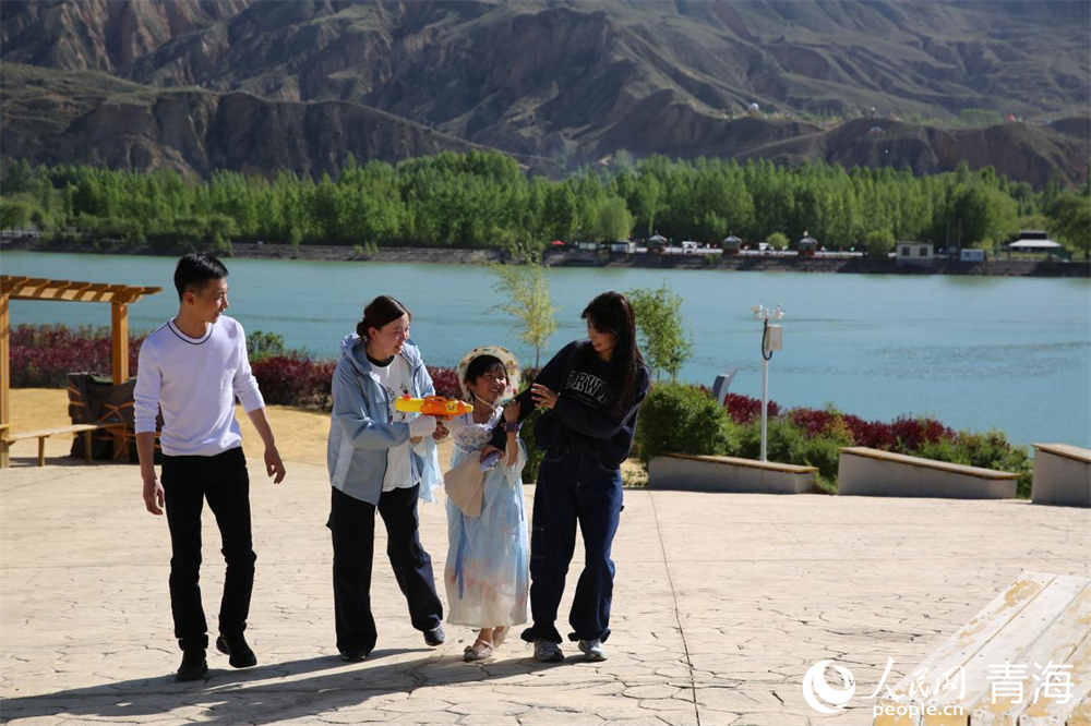 一家人在濱河公園嬉笑打鬧。人民網(wǎng) 馬可欣攝