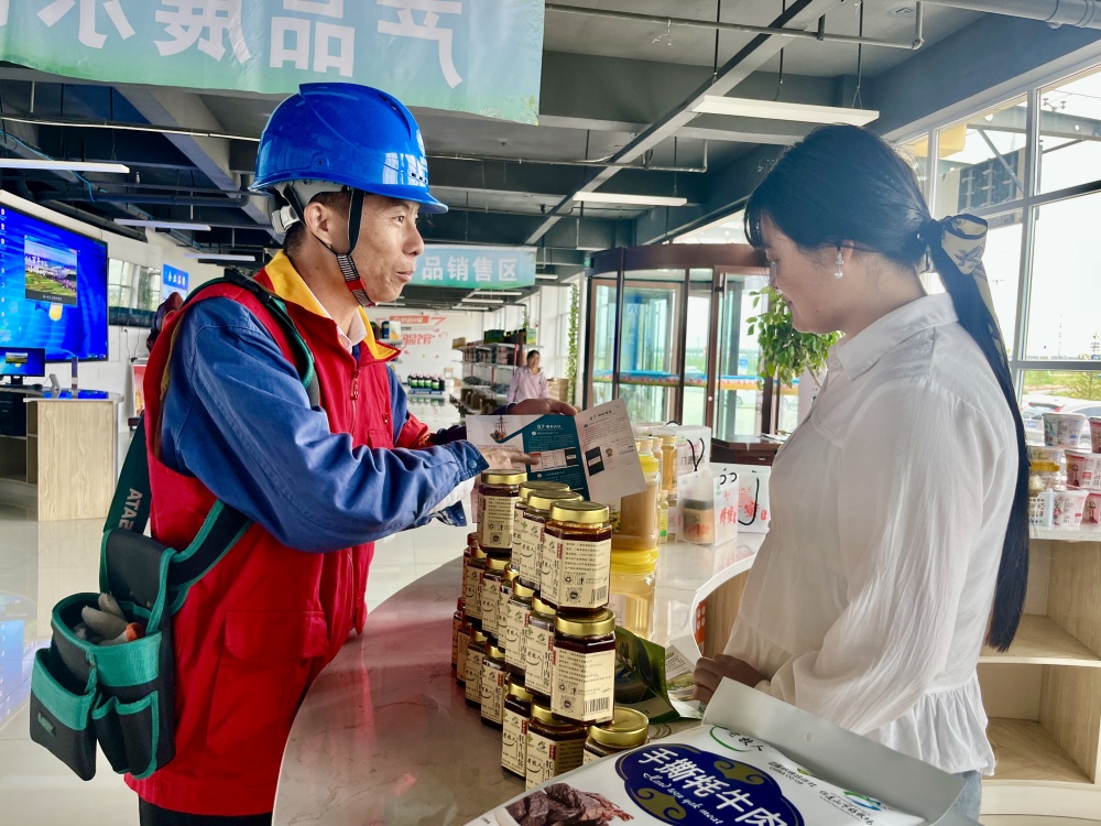 國(guó)網(wǎng)青海海北供電公司“石榴籽”網(wǎng)格員為青海香滿金門(mén)源糧油食品有限公司員工講解安全用電知識(shí)。徐琛攝