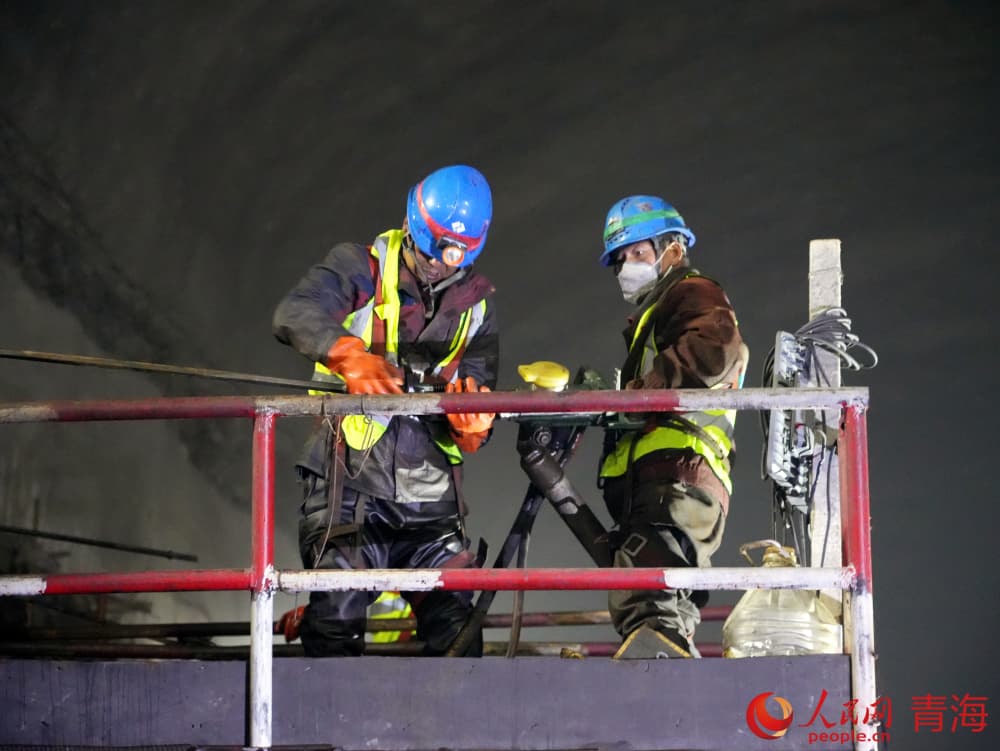 三峽格爾木南山口240萬千瓦抽水蓄能電站主廠房施工。人民網(wǎng) 況玉攝