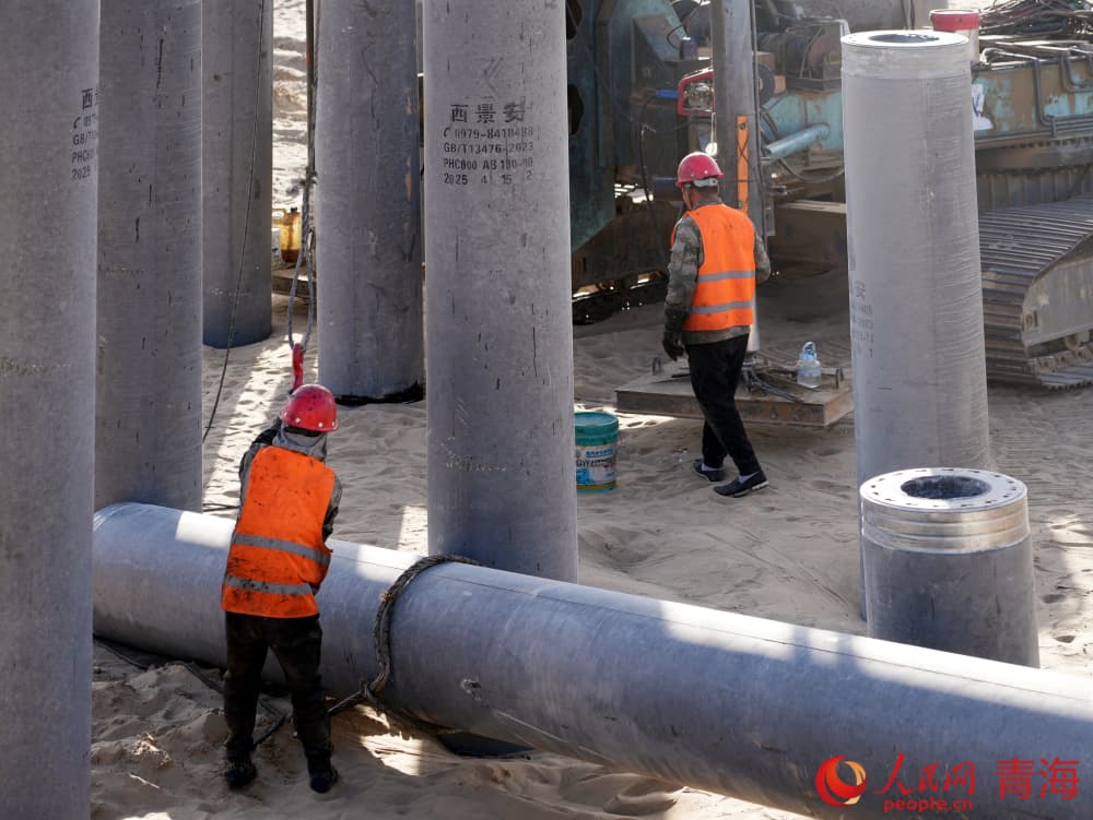 龍源5萬千瓦熔鹽儲能項目主廠房基礎打樁。人民網 況玉攝