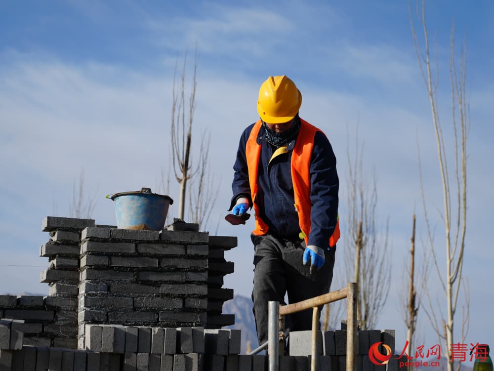 龍?jiān)?萬(wàn)千瓦熔鹽儲(chǔ)能項(xiàng)目施工。人民網(wǎng) 況玉攝