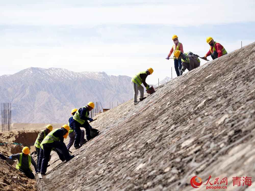 華電2×66萬千瓦煤電項目施工。人民網(wǎng) 況玉攝