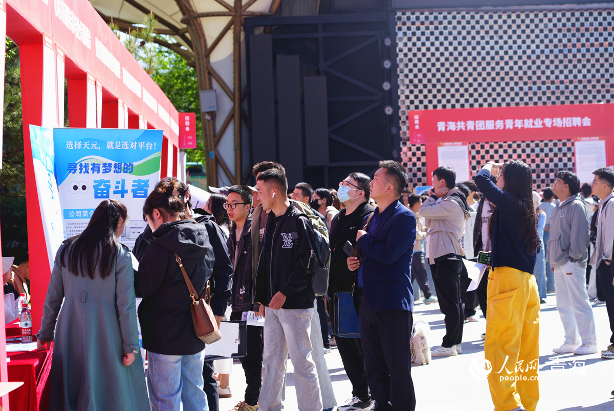 招聘會(huì)現(xiàn)場(chǎng)。人民網(wǎng)記者 楊啟紅攝