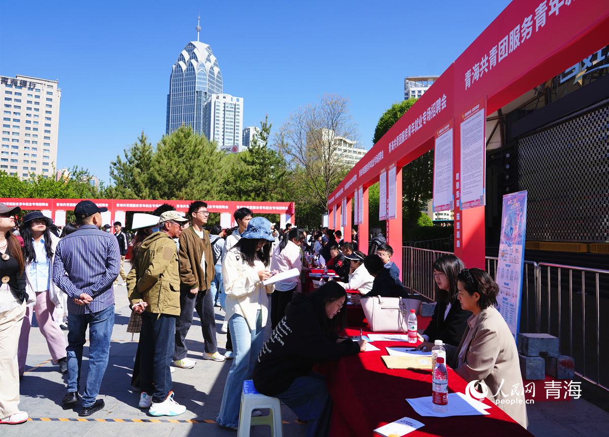 招聘會(huì)現(xiàn)場(chǎng)。人民網(wǎng)記者 楊啟紅攝