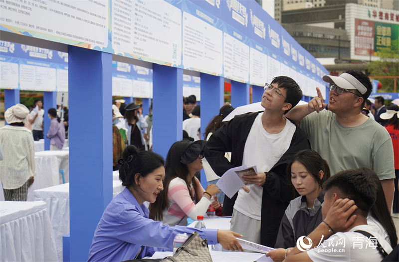 人才交流招聘活動(dòng)現(xiàn)場(chǎng)，求職者正在查看崗位信息。人民網(wǎng)記者 張莉萍攝