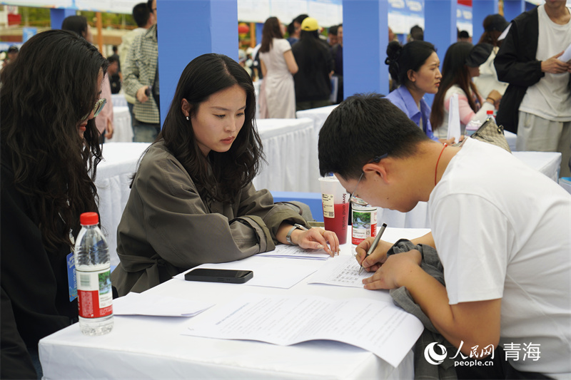 人才交流招聘活動(dòng)現(xiàn)場(chǎng)，求職者正在登記個(gè)人信息。人民網(wǎng)記者 張莉萍攝
