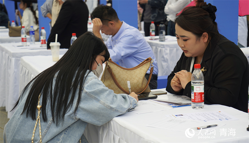 人才交流招聘活動(dòng)現(xiàn)場(chǎng)，求職者正在登記個(gè)人信息。人民網(wǎng)記者 張莉萍攝
