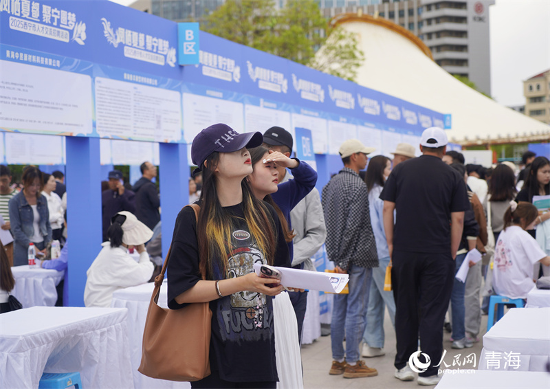 人才交流招聘活動(dòng)現(xiàn)場(chǎng)，求職者正在查看崗位信息。人民網(wǎng)記者 張莉萍攝