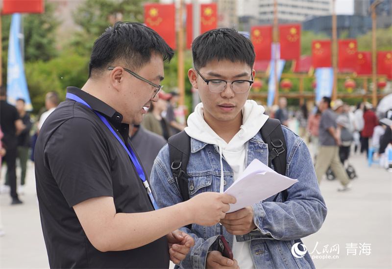 人才交流招聘活動(dòng)現(xiàn)場(chǎng)，求職者了解崗位需求。人民網(wǎng)記者 張莉萍攝