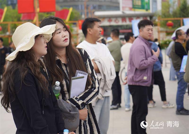 人才交流招聘活動現(xiàn)場，求職者正在查看崗位信息。人民網(wǎng)記者 張莉萍攝